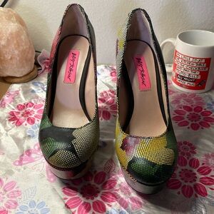 Betsey Johnson high heels size 6